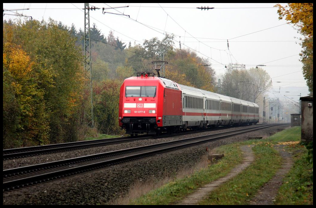 101077 war hier am 4.11.2018 um 13.55 Uhr in der Bauernschaft Lengerich - Schollbruch mit einem kurzen Verstärkung IC in Richtung Münster unterwegs.