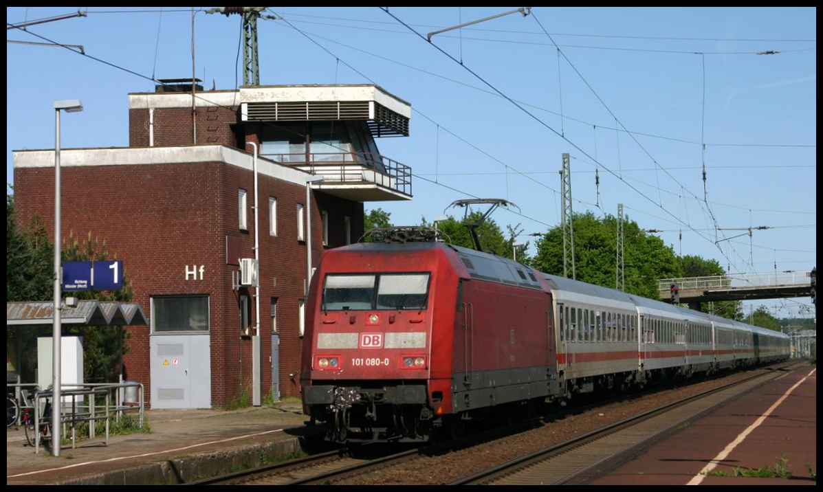 101080 passiert hier am 29.04.2007 um 15.46 Uhr mit einem IC nach Münster das Stellwerk in Hasbergen. Inzwischen ist dieses Gebäude nicht mehr besetzt. Seit 2019 wird der Bahnhof von Osnabrück aus fern bedient.
