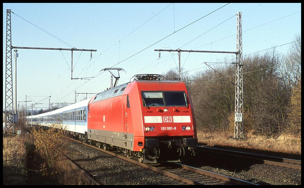 101081-8 durchfährt hier am 17.2.2002 um 10.58 Uhr den ehemaligen Bahnhof Velpe und ist mit ihrem Interregio auf dem Weg nach Berlin.