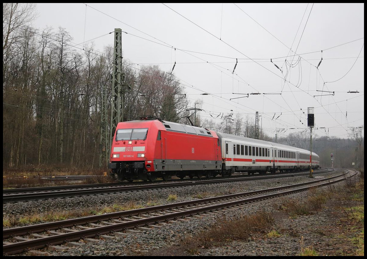 101083-4 erreicht hier am 8.1.2020 um 12.13 Uhr mit einem IC auf der Fahrt nach Osnabrück den Bahnhof Hasbergen.