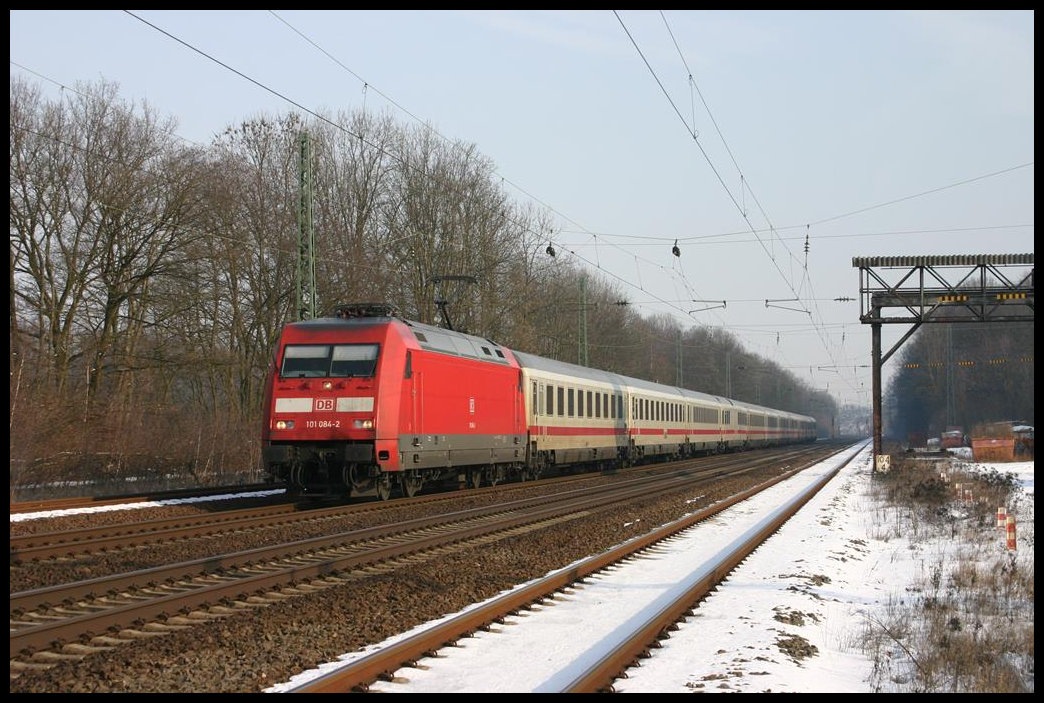 101084-2 fährt hier am 5.3.2005 mit einem Intercity in Richtung Münster durch den Bahnhof Natrup Hagen.