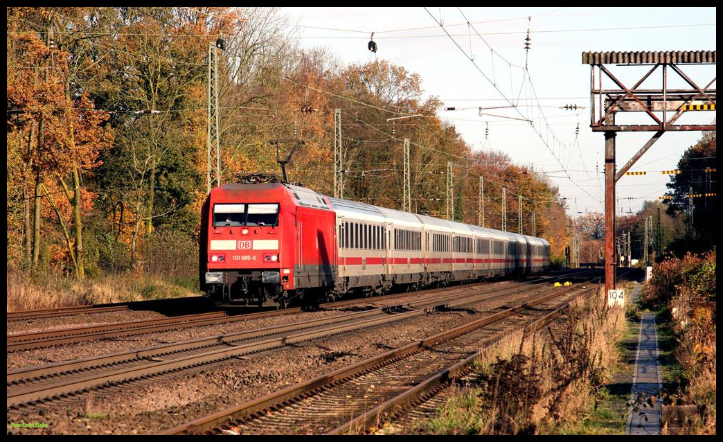 101085 fährt hier mit einem Intercity nach Stuttgart am 13.11.2017 um 12.08 Uhr durch den Bahnhof Natrup Hagen.