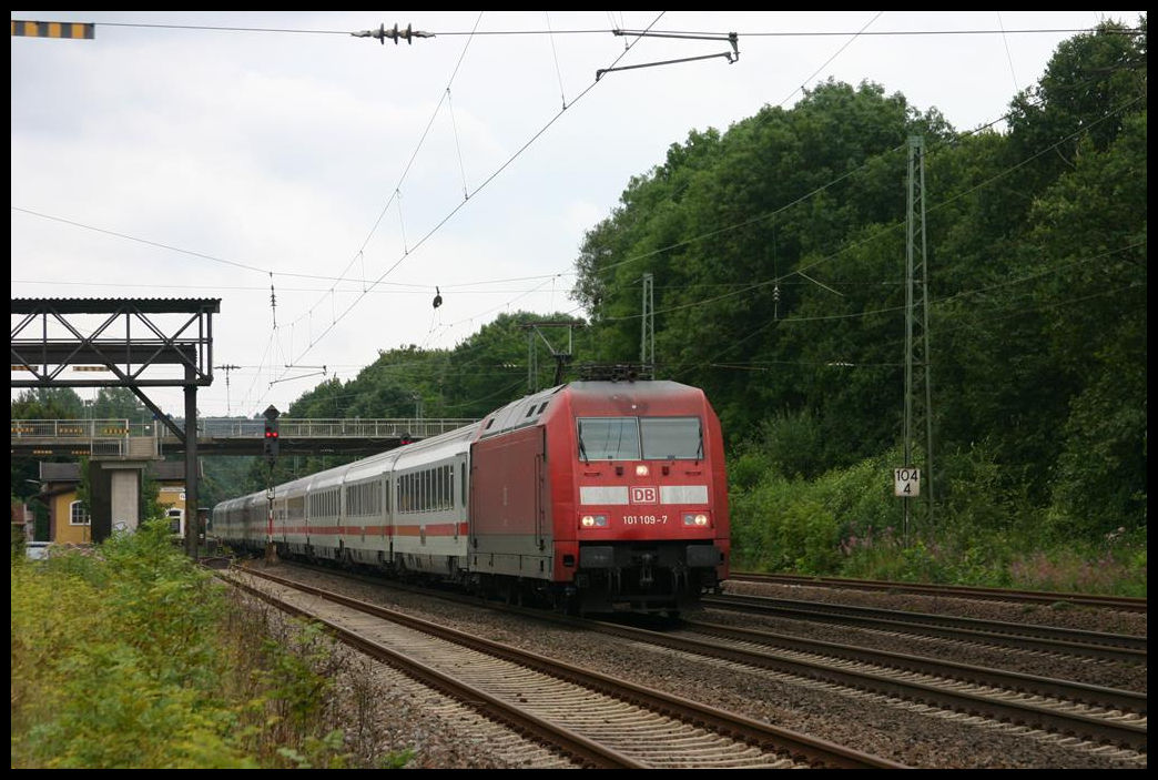 101109 fährt hier mit einem Intercity in Richtung Hamburg am 31.7.2005 durch den Bahnhof Natrup Hagen.