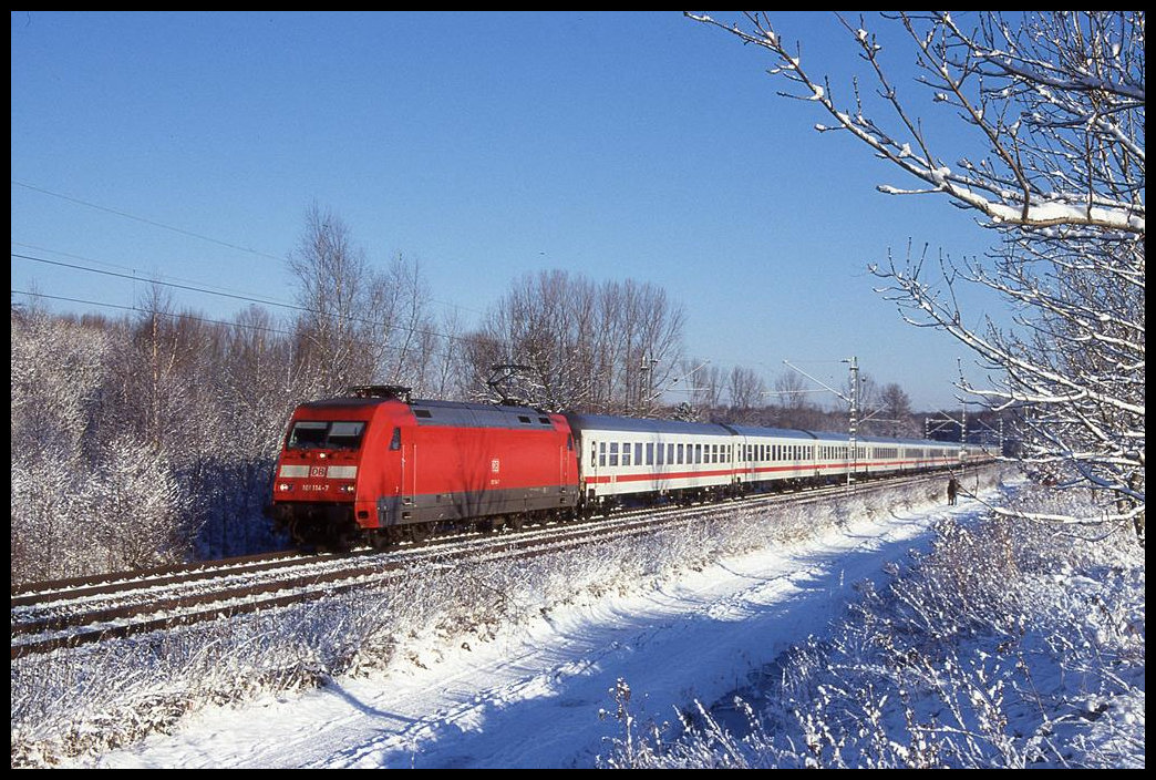 101114 ist hier am 23.12.2001 um 13.48 Uhr mit dem IC nach Basel in Osnabrück Hellern auf der Rollbahn unterwegs.