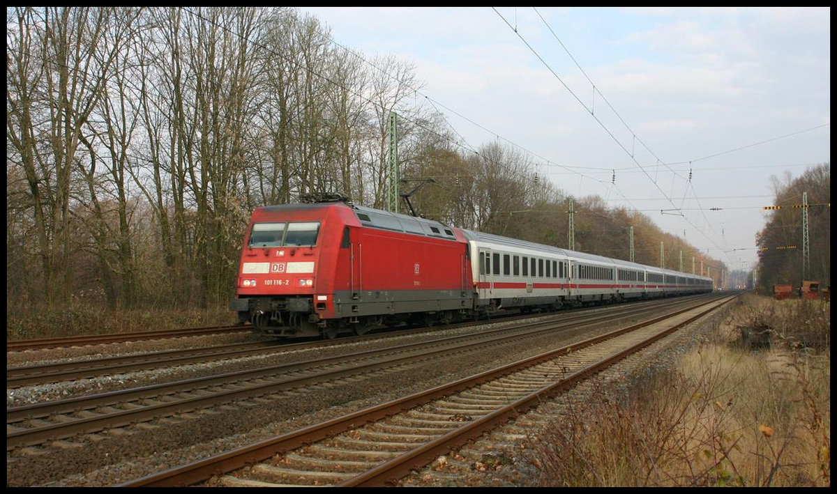 101116-2 ist hier am 18.11.2007 um 11.10 Uhr in Natrup Hagen mit einem Intercity in Richtung Münster unterwegs.