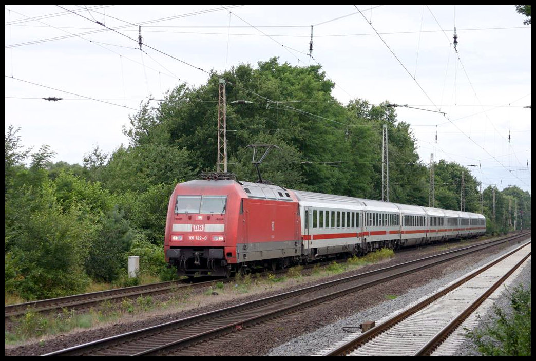101122-0 ist hier mit einem Intercity in Linsburg am 13.8.2005 in Richtung Hannover unterwegs.