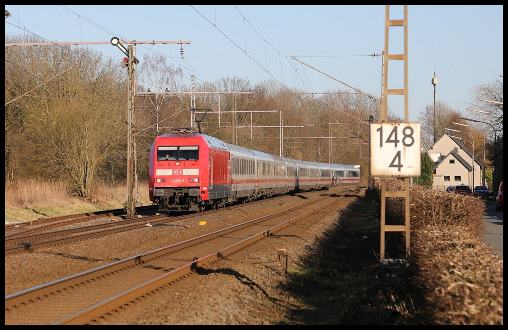 101134-5 mit dem IC 144 nach Amsterdam Centraal  durchfährt hier am 23.2.2022 den noch mit Flügelsignalen ausgestatteten ehemaligen Bahnhof Velpe.