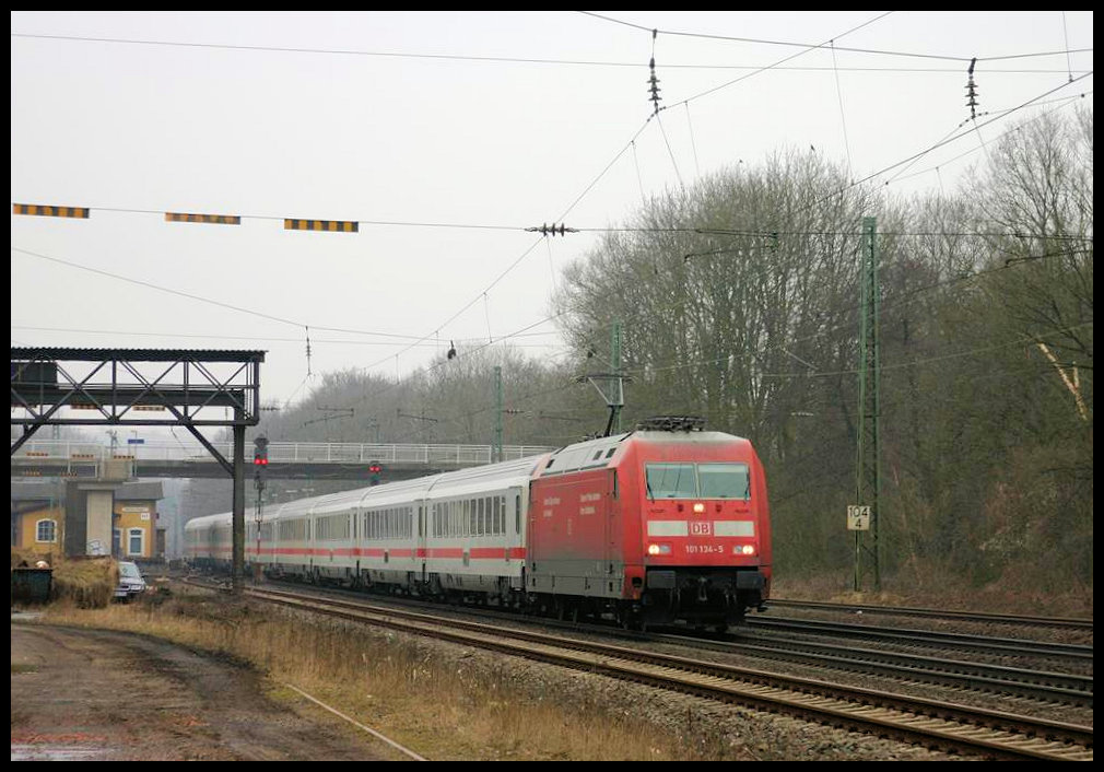 101134-5 mit Preis Werbung fährt hier am 18.3.2006 um 16.06 Uhr mit einem IC in Richtung Osnabrück durch den Bahnhof Natrup Hagen.