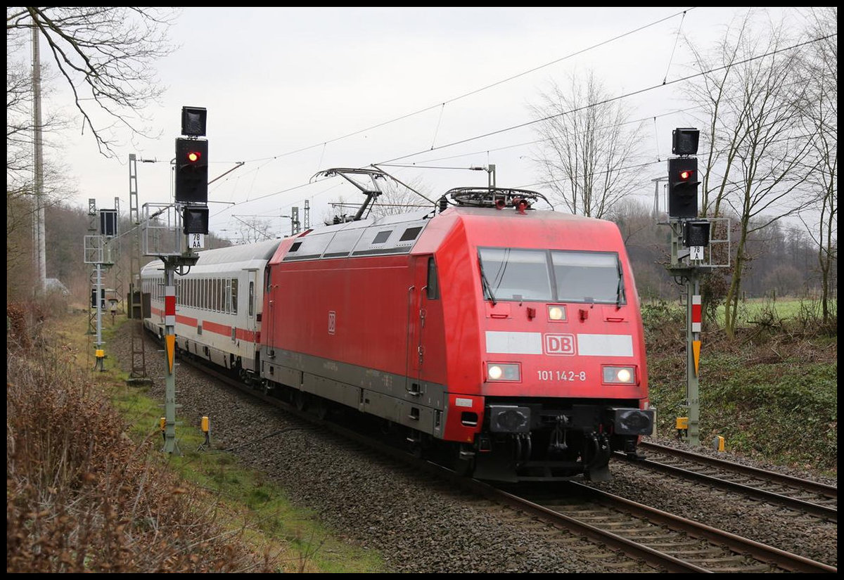 101142-8 ist hier am Ortsrand von Hasbergen am 18.01.2020 um 11.20 Uhr mit dem IC 2450 nach Köln unterwegs. 