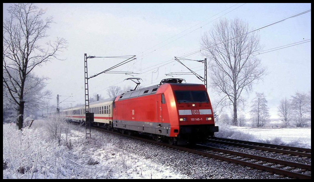 101145-1 erreicht hier auf der Fahrt nach Osnabrück am 29.2.2004 um 10.15 Uhr den Ortsrand von Hasbergen.