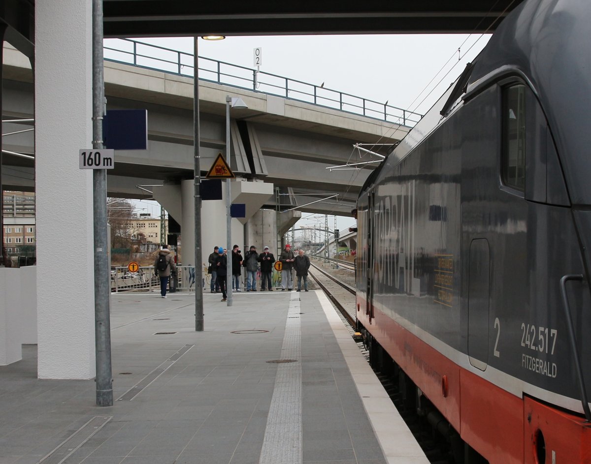 10.12.17 Berlin-Ostkreuz. Der erste Fernzug am Regionalbahnsteig zieht eine Menge Bahnfotografen an.