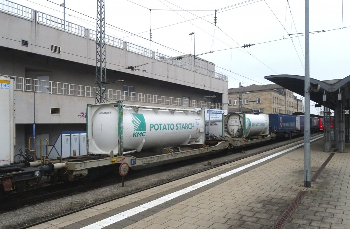 10.12.2015 in Bamberg Hbf auch im selben KLV-Zug: 33 85 4993 127-1 TEN-RIV CH-AAEC Sdggmrs 175, beladen mit 2 40' -Tankcontainern, Ladegut Kartoffelstärke. AAEC steht für Ahaus Alstätter Eisenbahn. Bei diesem Wagen liegt die Ladefläche noch tiefer als bei den beiden zuvor gezeigten.
Die Zuordnung fällt etwas schwer-der Wagen gehört einem deutschen Unternehmen, ist aber lt. Wagennummer in der Schweiz registriert.