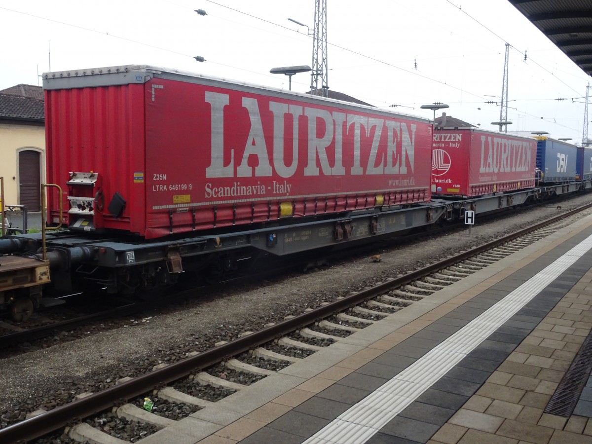10.12.2015 in Bamberg Hbf in einem KLV-Zug: 
31 80 4993 638-8 TEN-RIV D-WASCO Sdggmrs mit Sattelauflieger Spedition Lauritzen