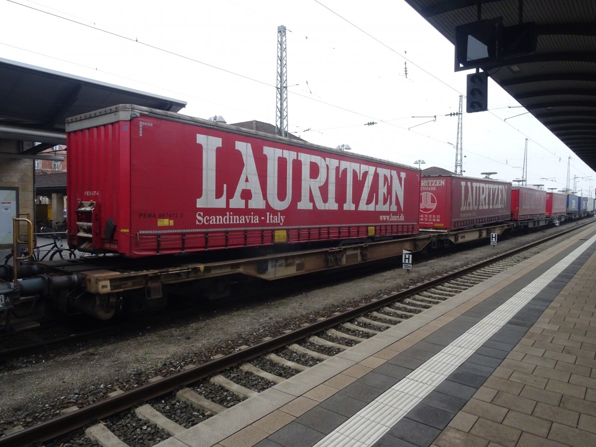 10.12.2015 in Bamberg Hbf in einem KLV-Zug, gleich dahinter: 31 80 4993 064-3 RIV D-AAEC Sdggmrs525, ebenfalls mit Sattelauflieger Spedition Lauritzen. Diese Wagen können neben Sattelaufliegern auch Wechselaufbauten und Container befördern.