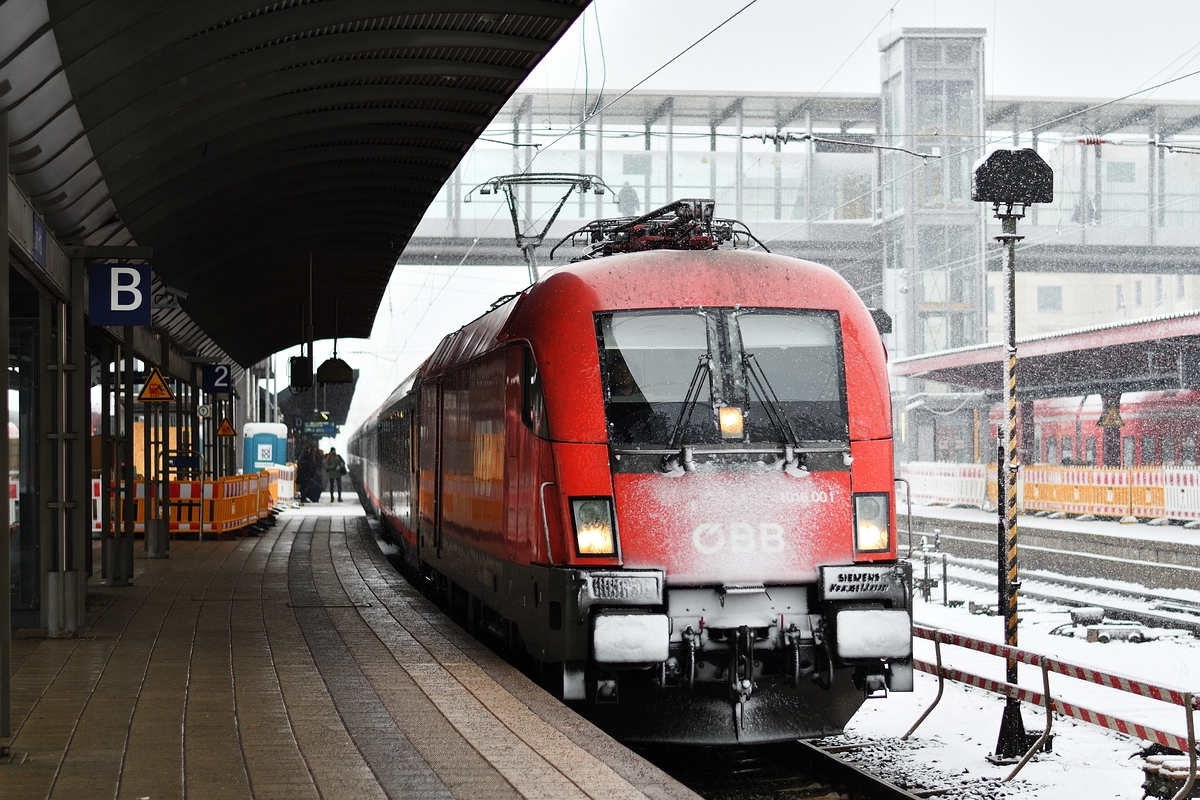 1016 001 war am 5. Januar 2019 Zuglok von EC 113. Hier steht der Zug in Ulm Hbf.