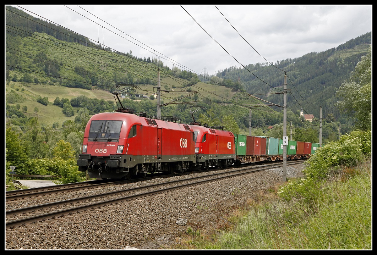1016 002 + 1116... mit Güterzug bei Oberaich am 4.06.2020.