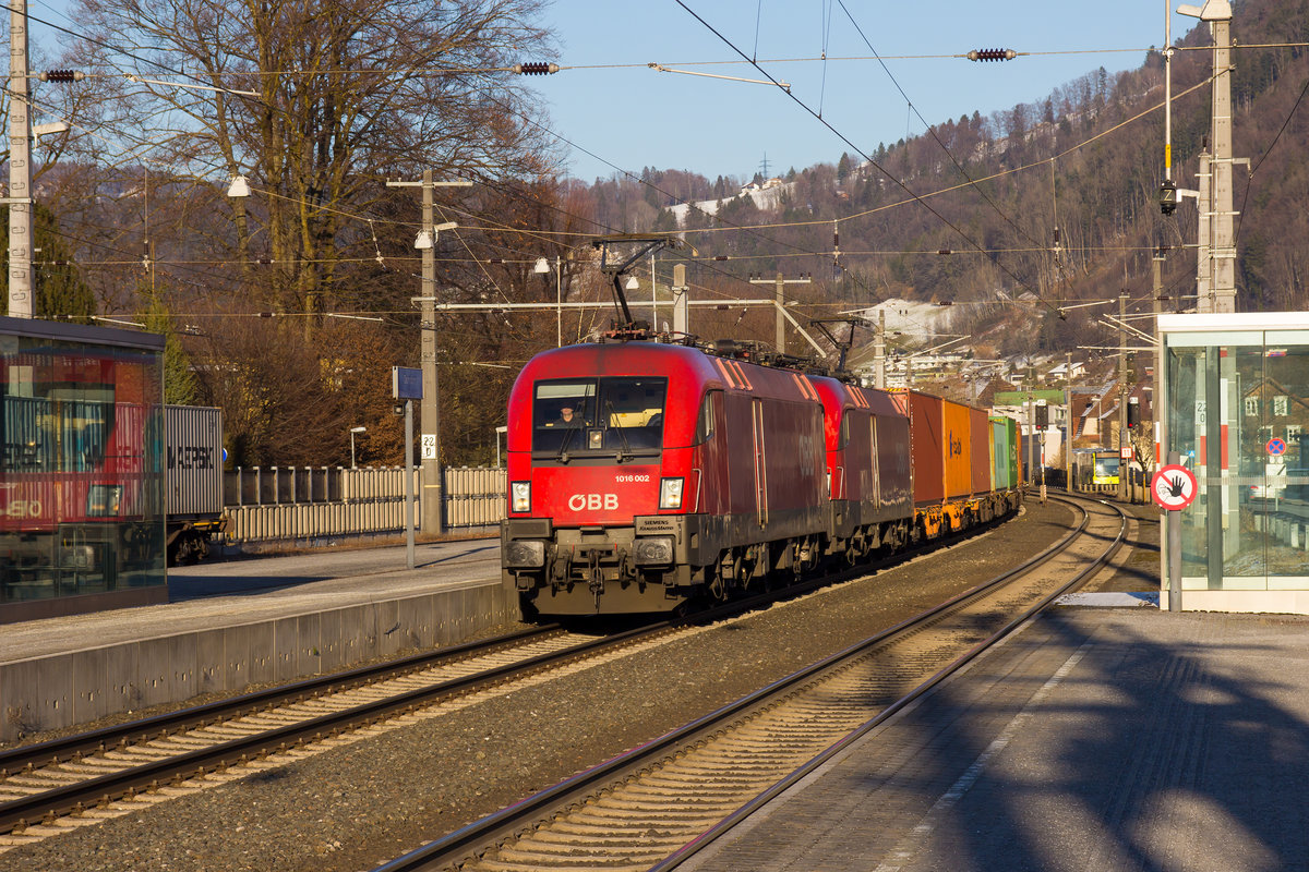 1016 002-8 in Doppeltraktion fährt auf Gleis 2 durch den Bahnhof Dornbirn gen Feldkirch am 14.2.18.