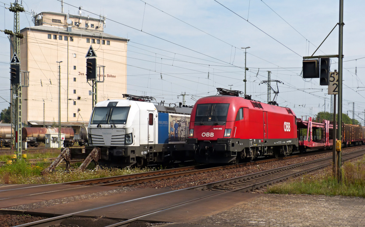 1016 002 donnert am 03.09.2016 an der abgestellten 193 813 vorbei. Bahnhof Plattling