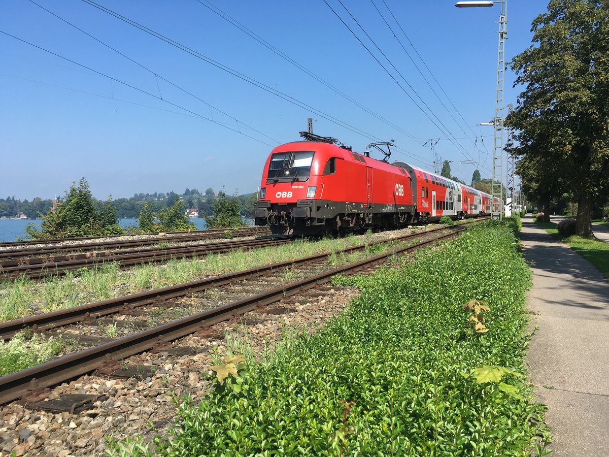 1016 004 mit einem Doppelstockzug kurz vor der Einfahrt in den Insel Bahnhof Lindau am 31.08.16 

Leider ist mir die Zugnummer nicht bekannt.