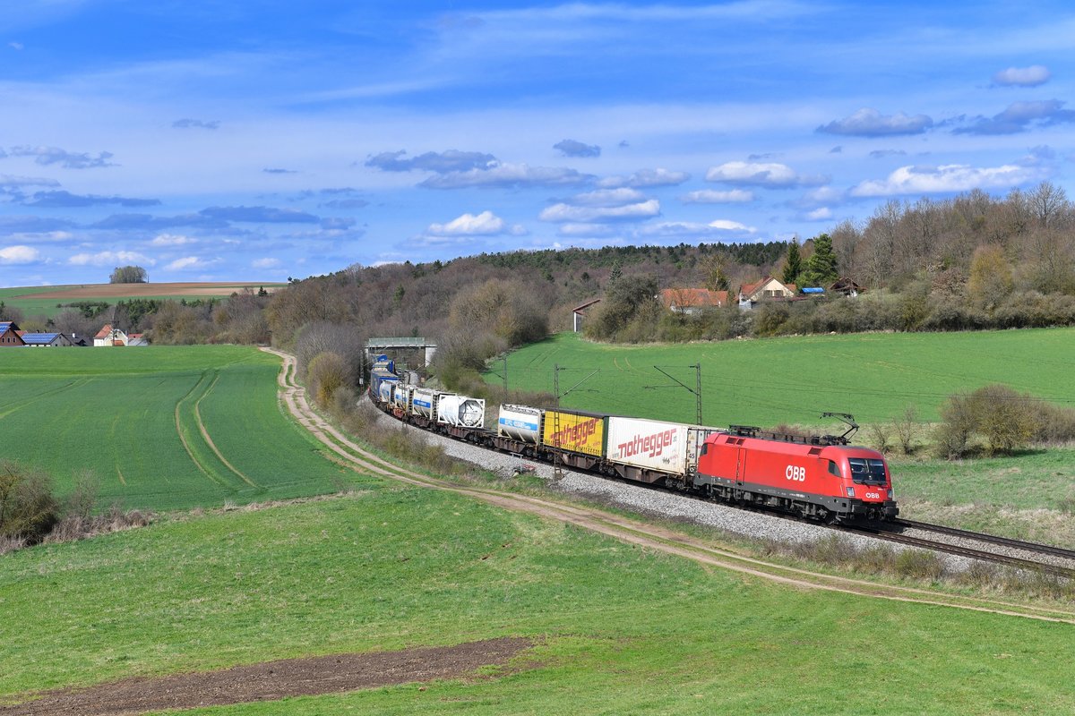 1016 005 mit DGS 41821 am 14.04.2018 bei Edlhausen. 