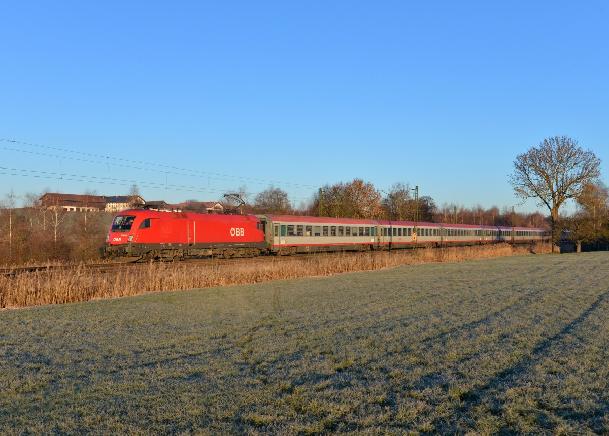 1016 005 mit EC 111 am 30.12.2013 bei Haus.