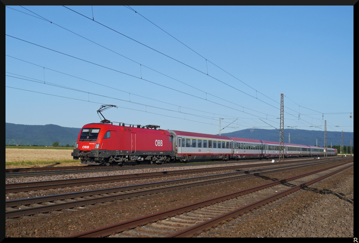 1016 006-7 und 1116 016-6 waren am 01.08.2013 mit dem EC 112 kurz hinter Heidelberg unterwegs. 