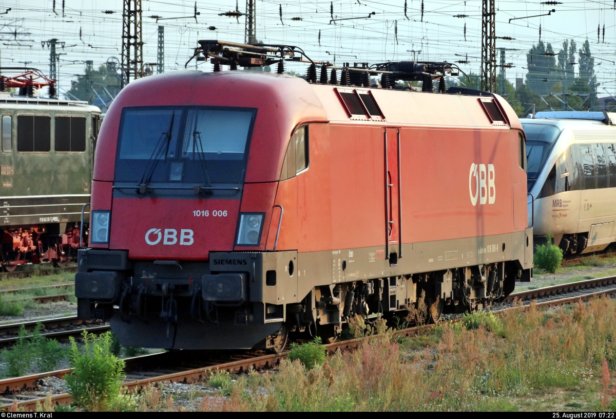 1016 006-9 (Siemens ES64U2) ÖBB ist im Gleisvorfeld von Leipzig Hbf abgestellt.
Aufgenommen aus RE 27754 (RE6) von Leipzig Hbf nach Chemnitz Küchwald.
[25.8.2019 | 7:22 Uhr]