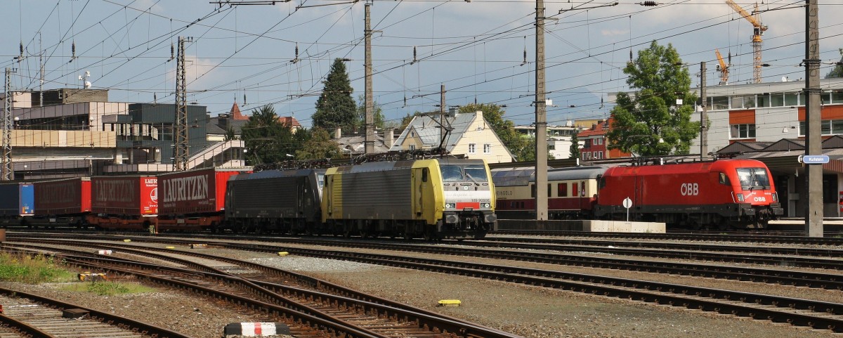 1016 007-7 steht am 7.9.2014 mit dem Rheingoldexpress am Bahnsteig 1 im Bahnhof Kufstein. Nebenbei wartet der TXL Zug mit 189 909-5 und 189 936-8 auf die Ausfahrt zum Brenner. Der Rheingold Express ist als Umleiter unterwegs und Fährt über Wörgl und Kitzbühel nach Pörtschach am Wörthersee. Grund ist eien Baustelle zwischen Rosenheim und Salzburg.