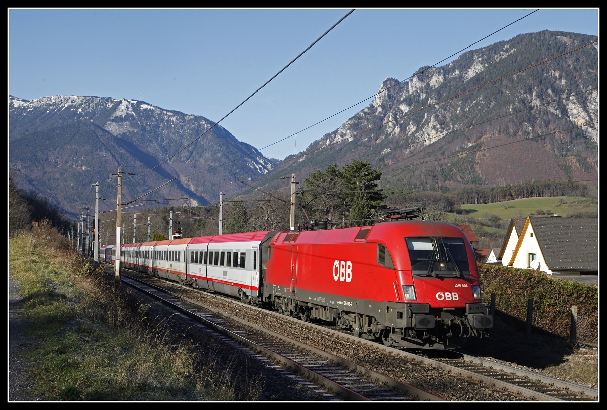 1016 008 mit Railjetersatzgarnitur bei Payerbach am 4.12.2019.