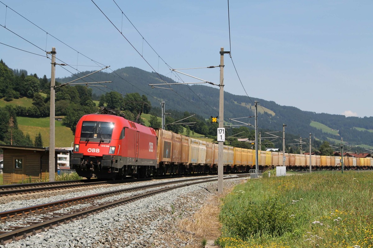1016 009 mit einem Gterzug in die Richtung Wrgl bei Brixen im Thale am 24-7-2013.