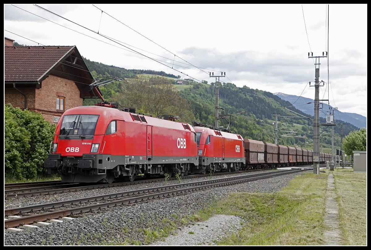 1016 010 + 1116 188 mit Güterzug in Rothenthurn am 22.05.2019.