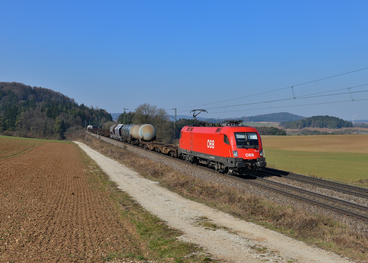 1016 010 mit einem Güterzug am 19.03.2015 bei Darshofen. 