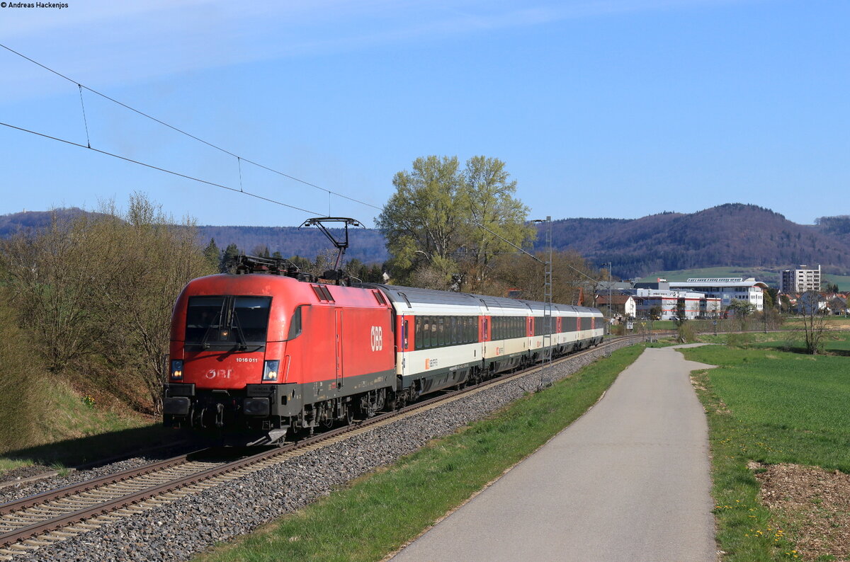 1016 011 mit dem IC 183/RE 50183 (Stuttgart Hbf/Singen(Htw) – Zürich HB) bei Rietheim 20.4.22