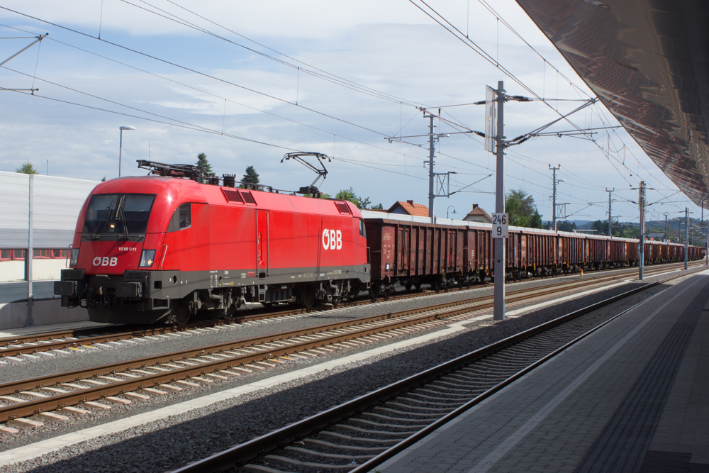 1016 011 wartet auf die weiterfahrt mit einem Eas-Ganzzug im Bhf. Leibnitz, aufgenommen am 20.Juni 2014.