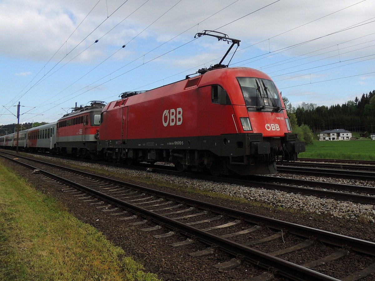 1016 013-5 wurde einer 1142 vorgespannt und zieht REX3011 bei Redl-Zipf in Richtung Linz; 150507
