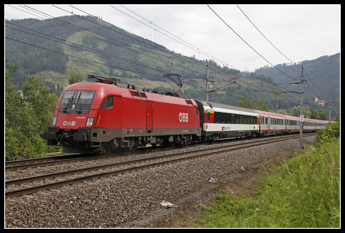 1016 013 mit EC164 zwischen Bruck/Mur und Niklasdorf am 2.07.2019.
