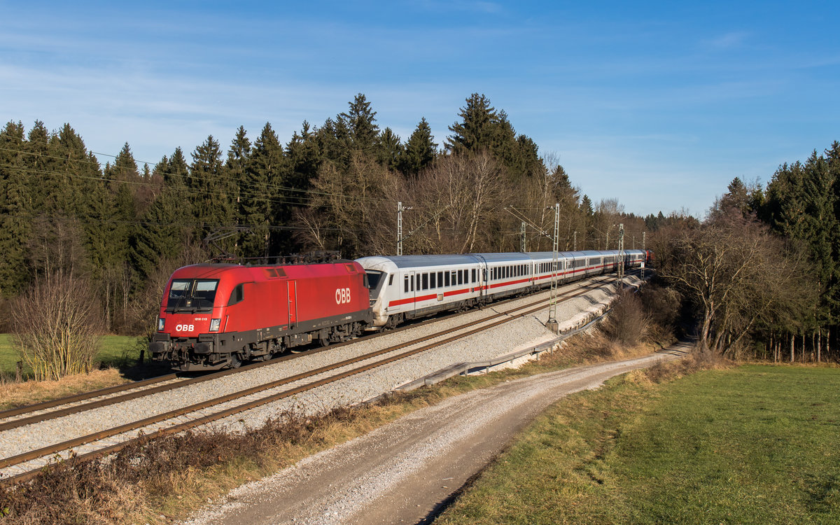1016 013 schleppt eine liegengebliebene 101 samt Eurocity bei Grabenstätt in Richtung München, aufgenommen am 8. Dezember 2016.