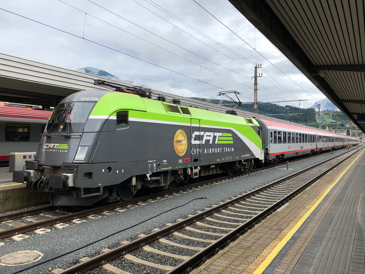 1016 014  CAT - City Airport Train  wartet mit ihrem REX 5333 am Bahnsteig 6 auf die Abfahrt nach Kufstein. Innsbruck Hbf am 30.06.2021