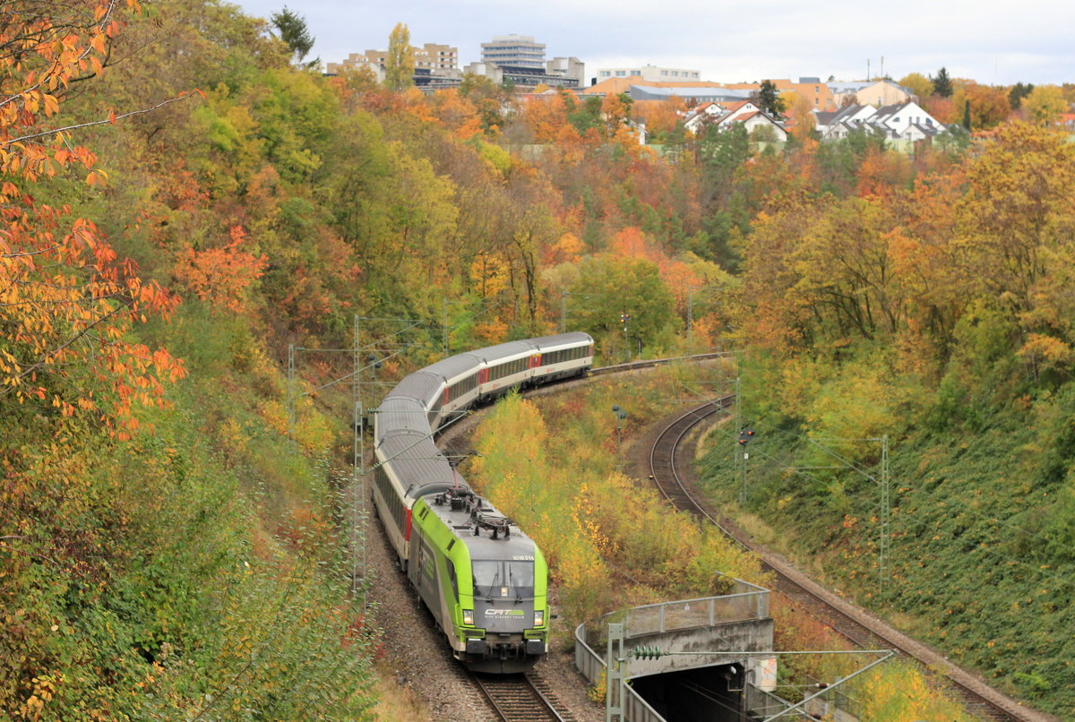 1016 014 mit IC Stuttgart-Zürich am 30.10.2020 in Stuttgart-Österfeld aufgenommen von der Weißen Brücke. 