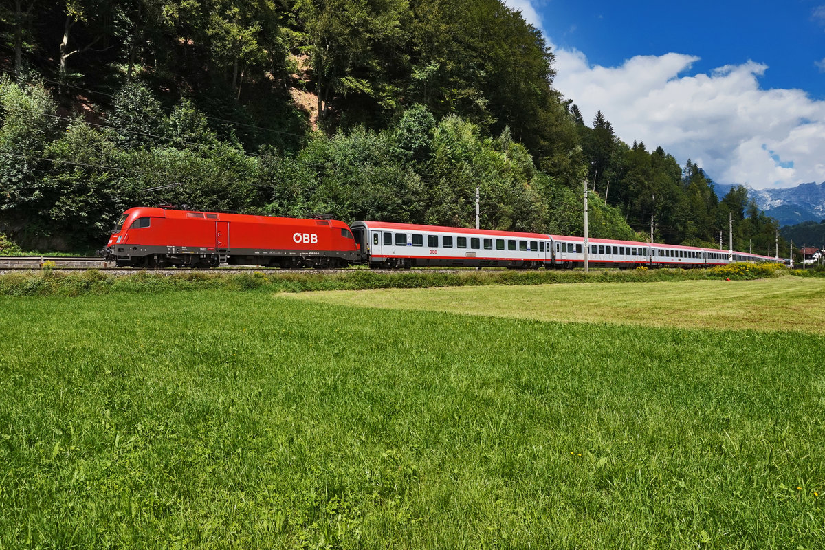 1016 015-0 fährt mit dem EC 164  Transalpin  (Graz Hbf - Zürich HB), bei Mitterberghütten vorüber.
Aufgenommen am 7.8.2016.