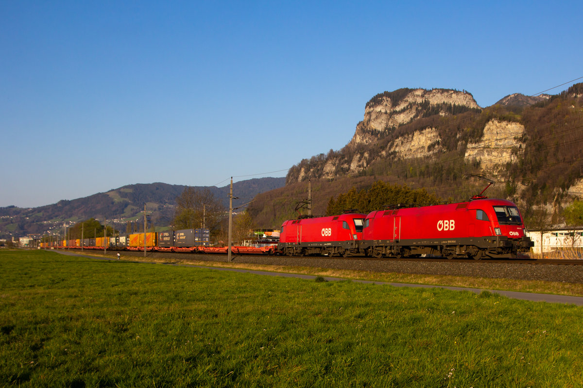 1016-015-0 mit 019-2 zwischen Hohenems und Dornbirn. 10.4.20