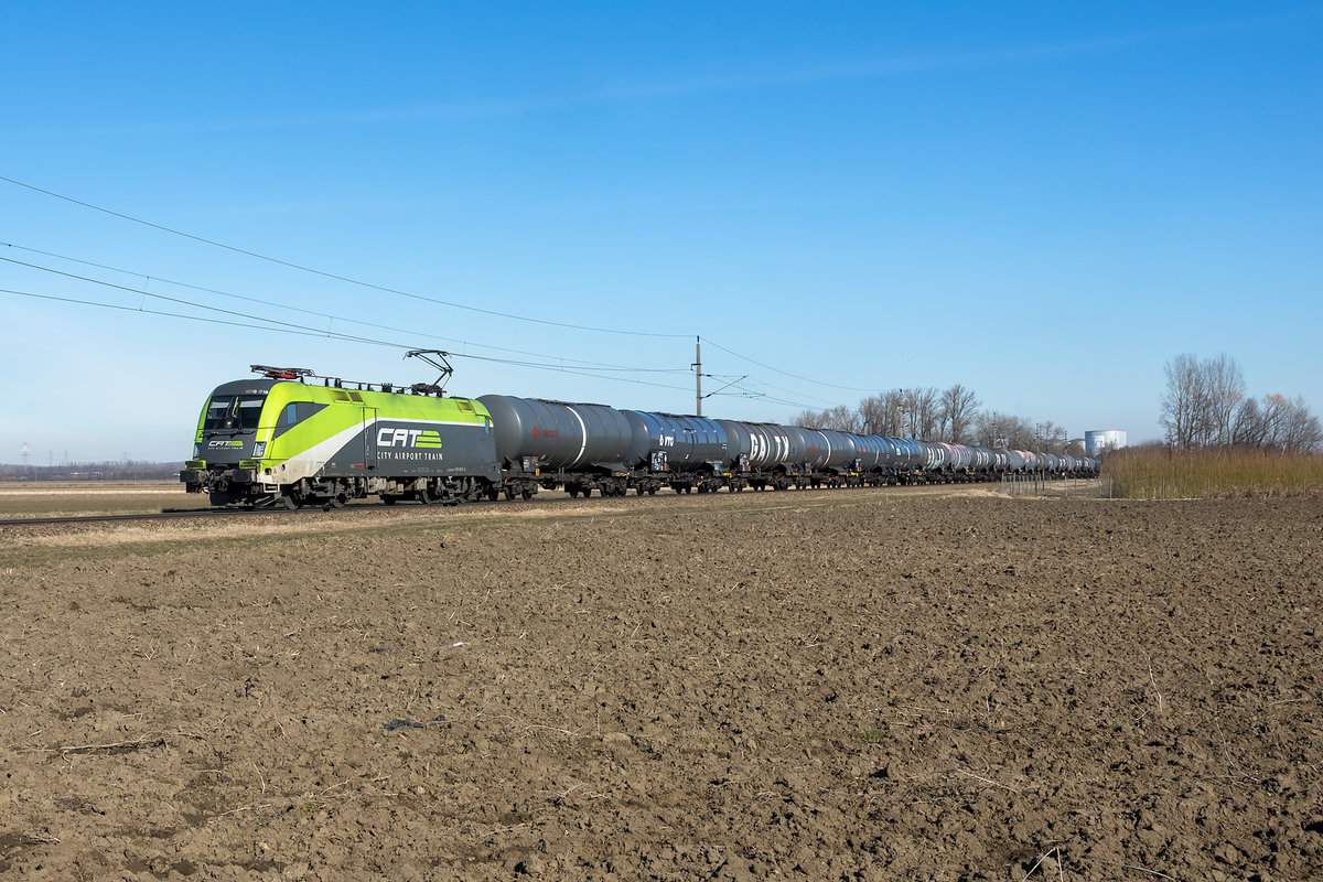 1016 016  CAT City Airport Train  brachte am 15.02.2021 einen Kesselwagenganzzug von Krems/Donau nach Linz. Die Aufnahme entstand zwischen Tulln Stadt und Tullnerfeld.