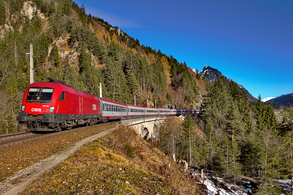 1016 016 fährt mit dem IC 662 über das Radonnabach Viadukt in Wald a/A .Bild vom 4.12.2015