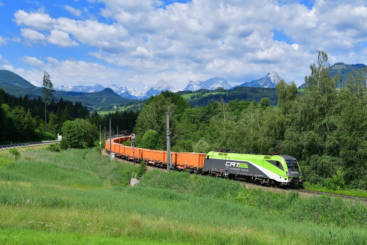 1016 016 mit einem Güterzug am 26.06.2020 bei Windischgarsten.