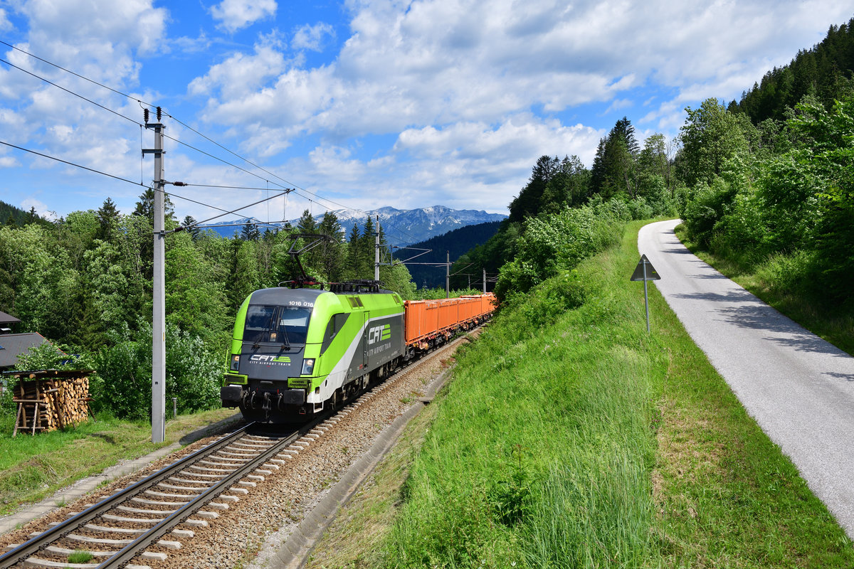 1016 016 mit einem Güterzug am 26.06.2020 bei Spital am Pyhrn.