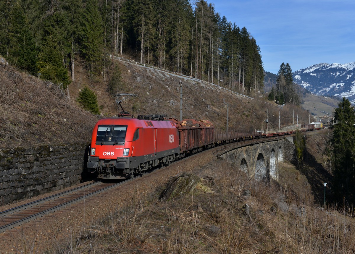 1016 016 mit einem Güterzug am 15.02.2014 bei Bad Hofgastein.