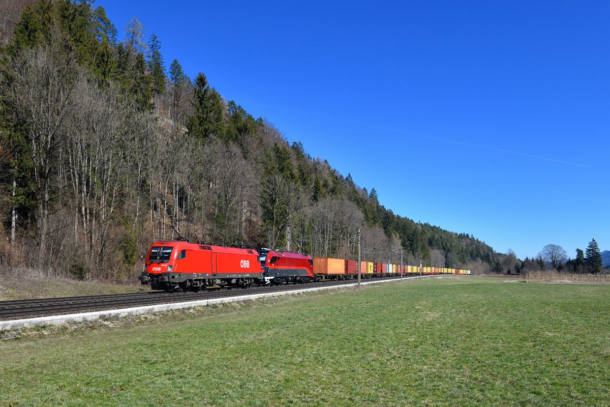 1016 017 + 1216 014 mit einem Containerzug am 23.03.2019 bei Pöckau. 