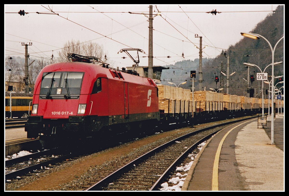 1016 017 mit Güterzug in Bruck an der Mur am 22.01.2001.
