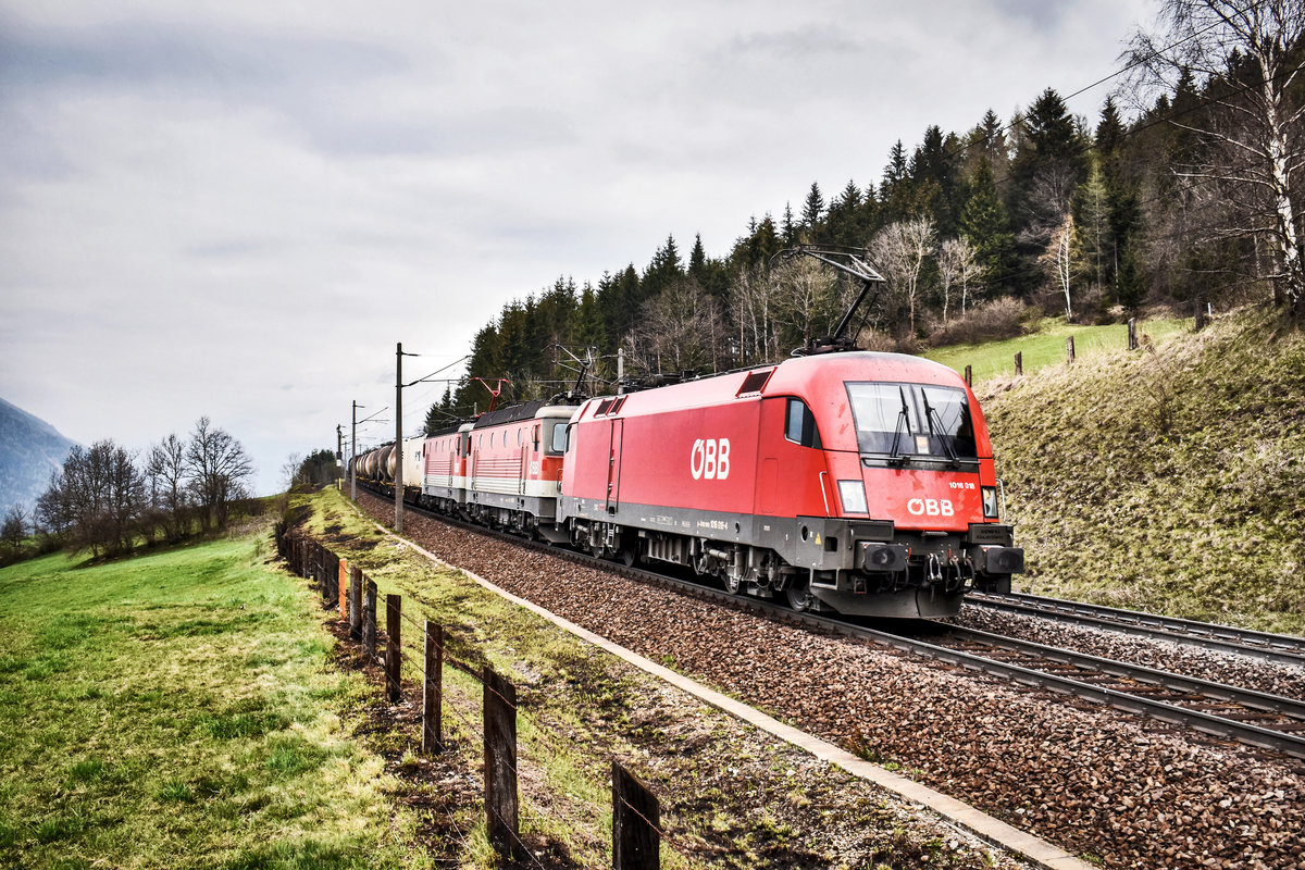 1016 018-4, 1144 075-9 und 1144 021-3 fahren bei Penk, mit einem Gemischten Güterzug, die Tauernbahn-Südrampe hinunter.
Aufgenommen am 13.4.2019.