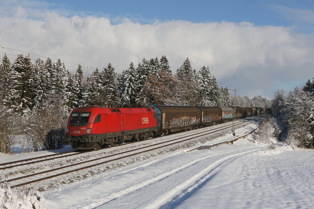 1016 018 war am 12. Dezember mit Schiebewandwagen von Salzburg in Richtung München unterwegs.